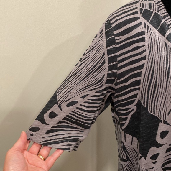 iCantoo Black V-neck Short Sleeve Top with Tan Island Palm Print and Shark Hem - Picture 4 of 10